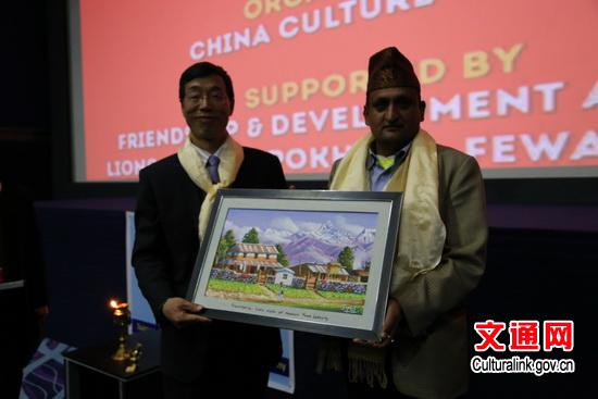 尼泊尔中国文化中心主任尹坤松与博卡拉分区区长扎拉克拉玛互赠礼物