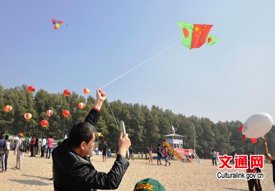 放飞印有中孟两国国旗图案的风筝