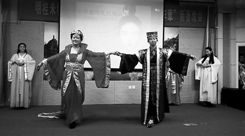 图为外国留学生展示中华服饰礼仪文化