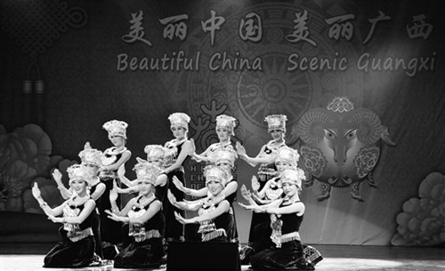 2015年3月5日，广西文化代表团赴美参加2015“欢乐春节”演出，图为群舞《银落舞》剧照。
