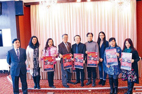 作曲家梁二黑(左4)及指挥家张振国(中)联同多位艺术界高手各组成强大阵容。(加拿大《星洲日报》)