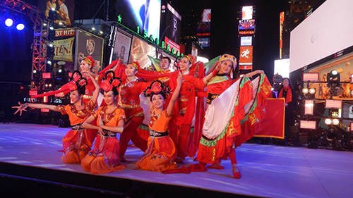 王扬(前排正中)在元旦跨年派对上领跳敦煌舞。(美国《侨报》)