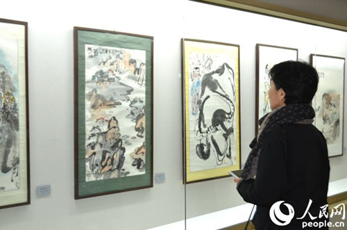 韩国民众参观画展。（夏雪