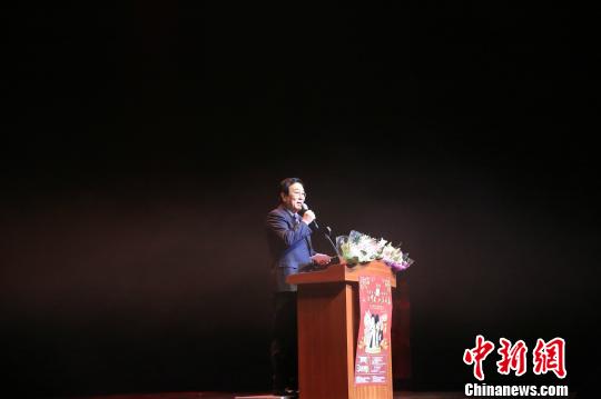 2016年“文化中国·四海同春”艺术团慰侨演出在韩国釜山市BEXCO剧场举行。韩国釜山市长徐秉洙携夫人权顺真出席了本场演出，中方代表中国驻釜山总领馆总领事阎凤兰等陪同观看。　邱佳毅　摄