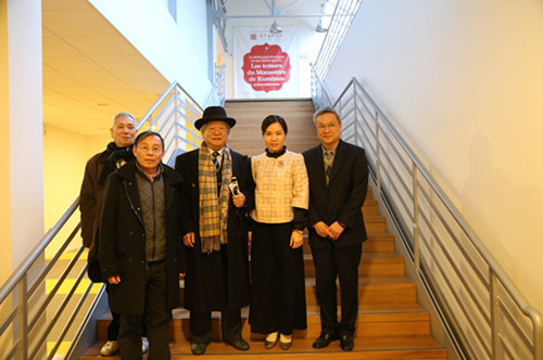 黄昭儒（右2）在欧洲时报文化中心与部分嘉宾合影。（《欧洲时报》/孔帆
