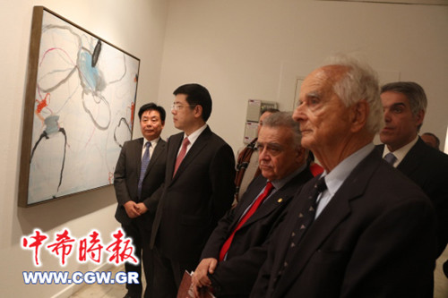 中外宾客在参观展览。(希腊《中希时报》)