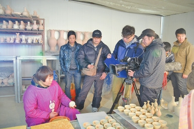 NHK电视台在韩琴汝瓷研究所拍摄制胚场面