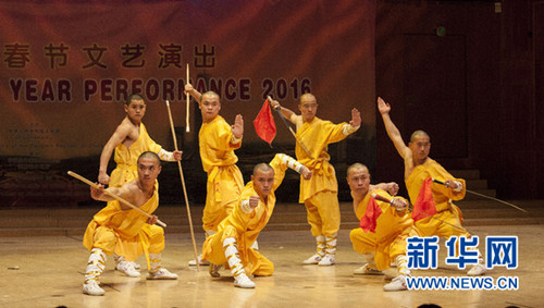 河南省艺术团的演员们在表演少林功夫秀。(吴波