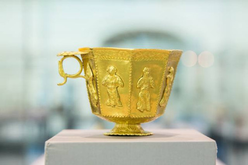 此次展出的藏品包括一件中亚伎乐纹八棱金杯，是迄今发现的最大的唐代金杯