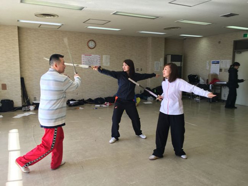 孙建明教练(右)担任舞台剧动作总指导。（日本《中文导报》）