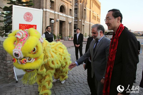 中国驻巴基斯坦大使孙卫东和巴基斯坦国民议会代议长阿巴斯一同步入演出现场。（徐伟