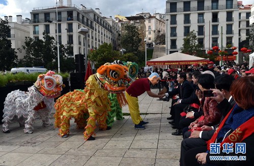 1月30日，在葡萄牙里斯本，舞狮队给观众们拜年。（张立云