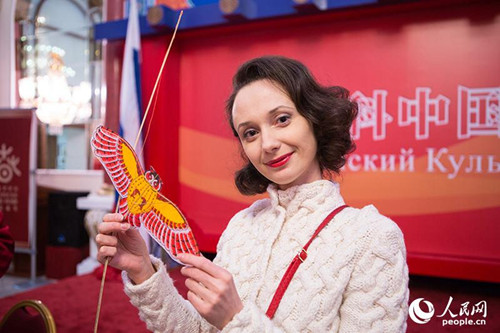 俄罗斯美女手拿风筝留念。（屈海齐
