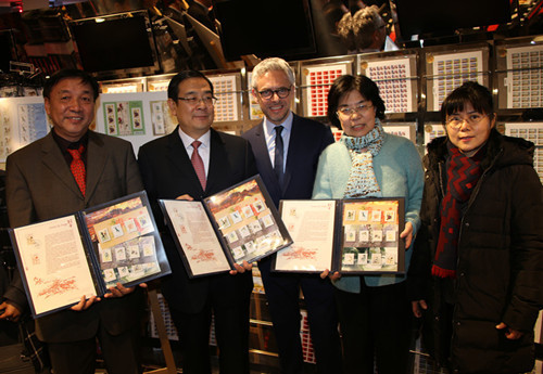 利夫基茨、李少平公参、李中耀教授、李晓红副教授、刘望春一秘展示12生肖邮票。(法国《欧洲时报》/黄冠杰