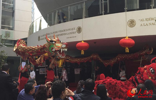 “欢乐春节”活动现场的舞龙舞狮表演。（王骁波