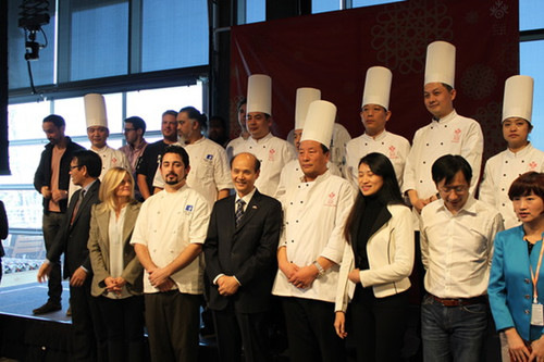 中华人民共和国驻旧金山总领馆总领事罗林泉大使（第一排左4）接见中国厨师团队和脸书餐饮部主厨Dave