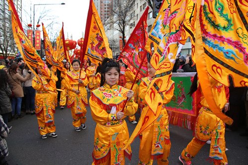 彩妆游行以其鲜艳的民族服饰备受欢迎。（法国《欧洲时报》）