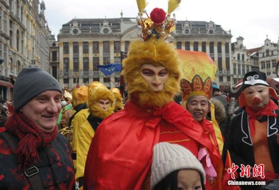 2月6日，中国丙申猴年“春节”即将来临之际，由中国驻比利时使馆与布鲁塞尔市政府联合主办，驻比中资企业、留学生和旅比侨团多家单位参与协办的2016年“欢乐春节”盛装巡游在布鲁塞尔大广场隆重举行。中新社记者