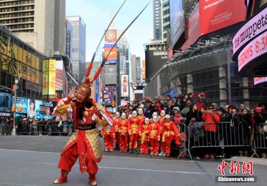 当地时间2月6日，“美猴王”六小龄童带领“百猴”的快闪艺术表演在美国纽约时报广场精彩亮相，迎接即将到来的中国农历猴年春节，并向纽约市民以及各国游客传递中华生肖文化的魅力。中新社记者