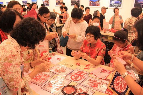 在场泰国民众学习京派剪纸。记者张志文