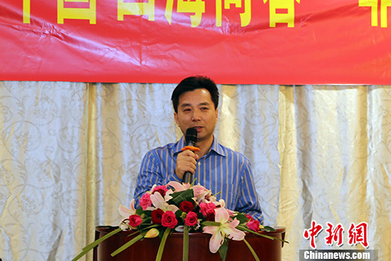 2月14日,将在南非举行慰侨演出的“文化中国·四海同春”非洲艺术团受到南非各界的热烈欢迎。图为“文化中国•四海同春”非洲艺术团团长、国务院侨办人事司司长刘继坤致辞。中新社记者