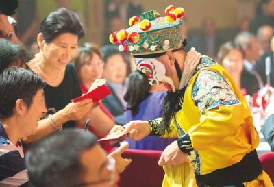 2月10日，“国风秦韵——陕西民俗新春歌舞”在澳大利亚悉尼上演。图为扮演“孙悟空”的演员与观众互动。（朱宏业