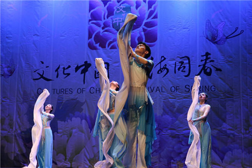 重庆两江艺术团舞蹈《高山流水》。（颜欢