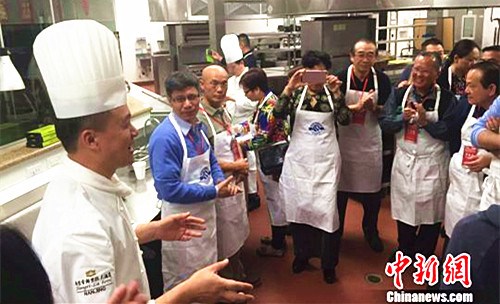 中餐繁荣基地烹饪师傅现场传授技艺(扬州侨办供图)