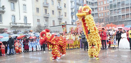 舞狮活动现场。(法国《欧洲时报》意大利版)