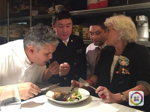 图为西班牙先锋派烹饪大师南多·胡瓦尼（左一），中国餐饮业国家一级评委、高级烹饪技师王海威（左二）和特拉卡露丝集团董事长罗萨·埃斯特瓦（右一）在进行美食交流。（冯俊伟