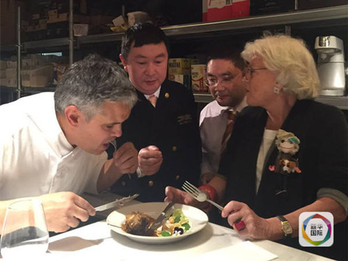 图为西班牙先锋派烹饪大师南多·胡瓦尼(左一),中国餐饮业国家一级评委、高级烹饪技师王海威(左二)和特拉卡露丝集团董事长罗萨·埃斯特瓦(右一)在进行美食交流。(冯俊伟