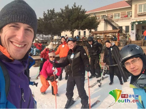 李牧与公司员工参加滑雪活动