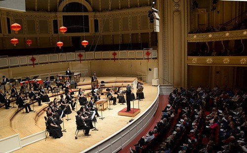 图为中国广播民族乐团在美国芝加哥交响中心演出。(张大卫