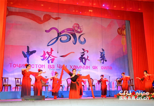 塔吉克斯坦学生跳中国古典舞蹈《宝钗》