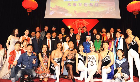 中国驻匈牙利大使段洁龙、大使夫人李蓓、中国侨联亲情中华新春巡演访匈团团长郭敏燕、匈华总会执行主席刘文建、匈华总会副主席陈月平、匈华妇联总会会长林盛琴、匈华联谊会会长林达夫等与演员亲切握手和合影,祝贺演出晚会获的圆满成功。
