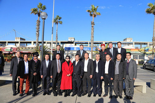 西班牙巴塞罗那中华总商会代表与艺术团成员欢聚。(法国《欧洲时报》)