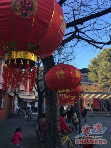 图为现场红色灯笼高高悬挂。(西班牙欧浪网)