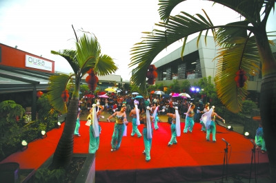 2月6日，在毛求提亚农商业中心，“欢乐春节”庙会开幕式上，毛求中国文化中心舞蹈队在表演具有当地民族特色的舞蹈节目。（崔成泉