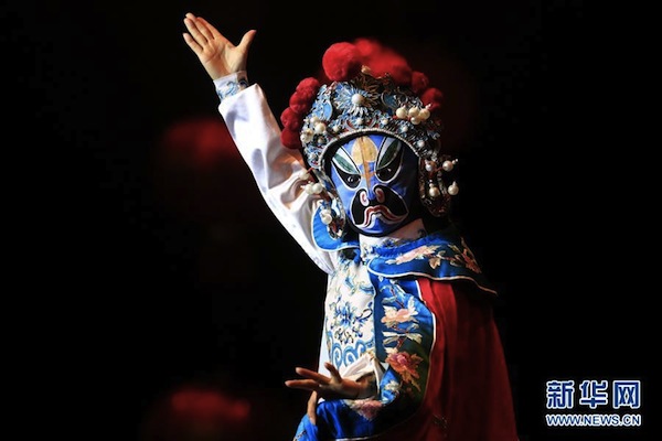 2月26日,在西班牙巴塞罗那举行的“文化中国·四海同春”大型演出上,魔术表演艺术家张跃英表演《变脸》。