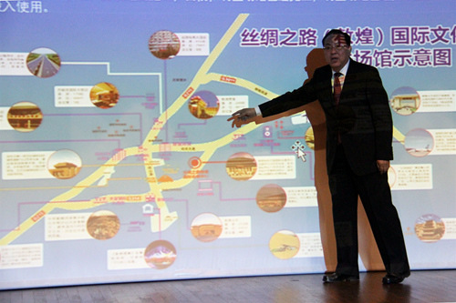 甘肃省文化厅厅长孙伟介绍文博会场馆情况