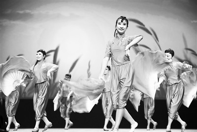 中国侨网图为多伦多华星艺术团演员在2016年“四海同春”多伦多站演出中表演舞蹈《高粱颂》,讲述陕北民众英勇抗战的故事