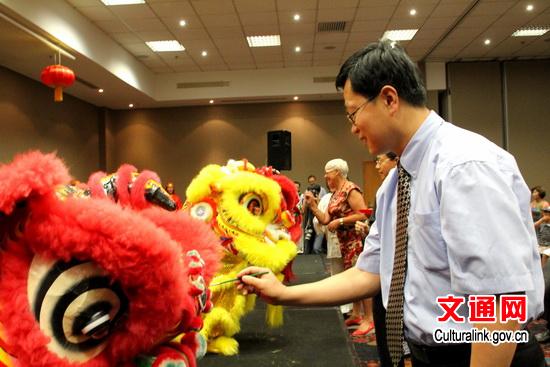 郭宗光主任与罗托鲁瓦市长为为晚会开场舞狮点睛