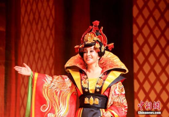 当地时间3月5日晚，由中国著名女演员刘晓庆领衔主演的大型传奇历史话剧《武则天》在纽约剧寇剧院精彩上演。这也是继《风华绝代》后，刘晓庆主演的第二部话剧力作登陆纽约舞台。
