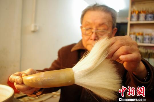 盛松柏说,制作毛笔是一个细致活,枯坐灯前,需要静得下心,沉得住气。制作毛笔第一道工序是“选毛”,根据绘画要求选择不同的毛,比如画工笔画的线条,需要用野兔毛,因为兔毛有韧性,画青花需要用纯羊毛,因为羊毛吸水性好,黄鼠狼毛则用于采色,在绘画中虚化、中和不同颜色。 王昊阳 摄