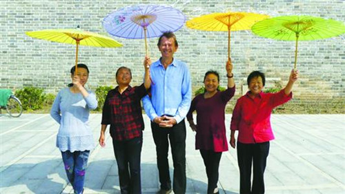 迈克尔·伍德在拍摄过程中与中国民众合影。(资料)
