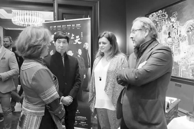 图为捷克双星电影公司经理史蒂夫(右一)、捷众议院副议长耶尔曼诺娃(右二)和佳平影业董事长吴家平在发布会上。任鹏