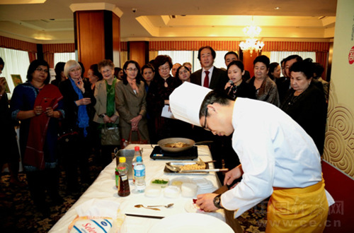 嘉宾们兴致勃勃地观赏中国传统菜肴制作过程。中国经济网记者