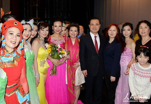 图为演出后中国总领事赵卫平和夫人(右三、四)与东方艺术团团长郑征、董事长倪申申、演员赵云红等合影(张大卫摄)
