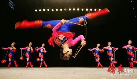 图为新上海马戏团的杂技表演。（新上海马戏团提供）