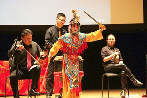《霸王别姬》节选,表演者黄朝云(美国《侨报》)